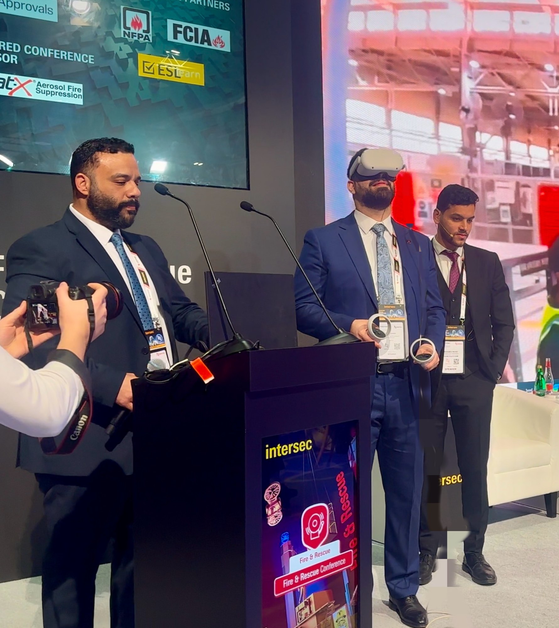 Mahmoud Elkady leading a professional VR demonstration